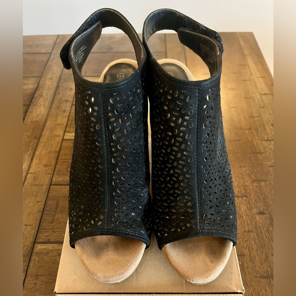 Giani Bernini Black Perforated Block Heels - Size 9 - Picture 2 of 9